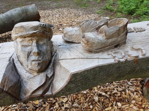 På billedet kan du se, hvordan Præstens Bøg, bliver lavet til et kunstværk